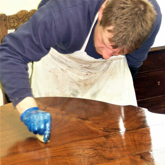 French polishing a table